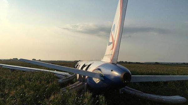 Rus Acil Durum Bakanlığı yetkilileri, uçağın motorunun kalkış henüz tamamlanmadan alev aldığını söyledi:
