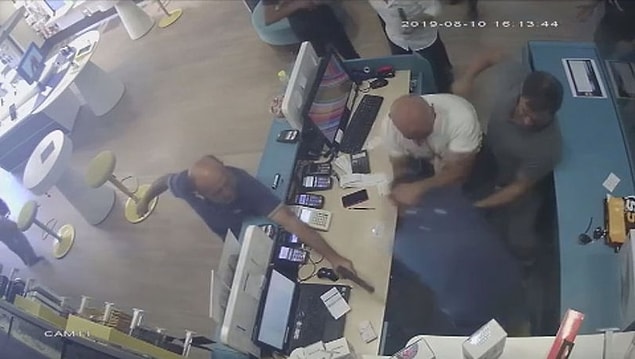 Güvenlik kamerası görüntülerinden de yola çıkan polis, 5 kişiyi yakaladı. Atalay Y.'yi vuran saldırgan tutuklandı. Diğer kişiler ise serbest bırakıldı.