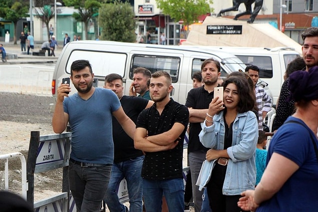 Öte yandan kentin işlek noktalarından biri olan Demokrasi Meydanı'nda yüzlerce kişi saatlerce intihar girişimini izledi.