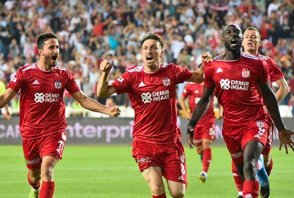 Demir Grup Sivasspor, Mert Hakan Yandaş'ın 30.dakikada attığı golle 1-0 öne geçti ve ilk yarı bu skorla tamamlandı.