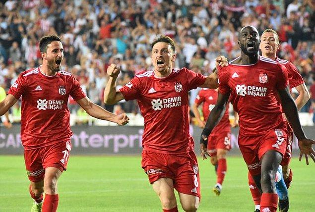 Demir Grup Sivasspor, Mert Hakan Yandaş'ın 30.dakikada attığı golle 1-0 öne geçti ve ilk yarı bu skorla tamamlandı.