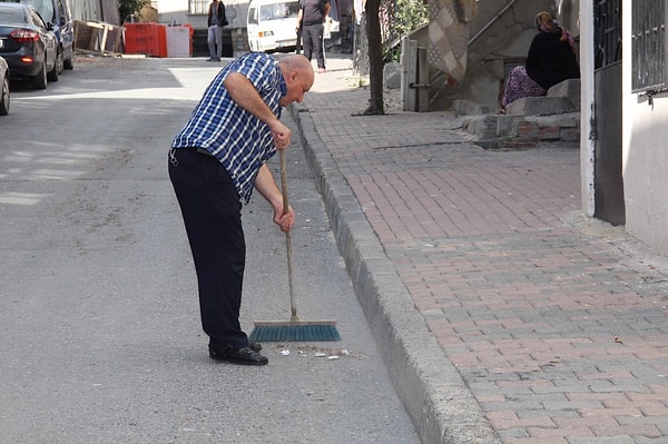 Gerektiğinde süpürgesini alıp sokağını ve mahallesini güzelleştirmek için elinden geleni yaparlar.