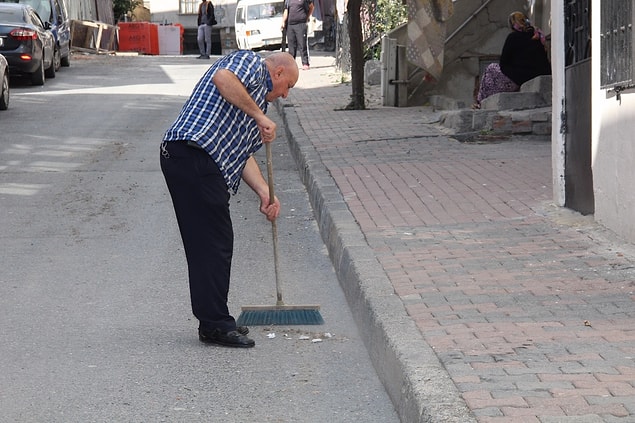 Gerektiğinde süpürgesini alıp sokağını ve mahallesini güzelleştirmek için elinden geleni yaparlar.