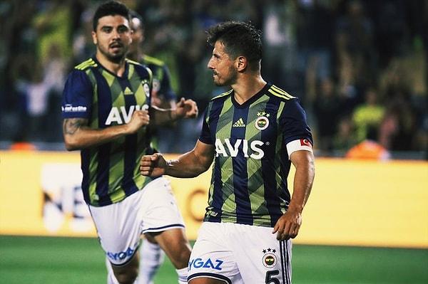 Fenerbahçe, 23. dakikada VAR incelemesinin ardından bir kez daha penaltı kazandı. Emre Belözoğlu'nun golü ile maçta fark üçe çıktı. İlk yarı bu sonuçla sona erdi.