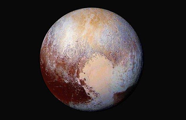 2006 - Uluslararası Astronomi Birliği (IAU), Plüton'un "cüce gezegen" olduğuna karar verdi.