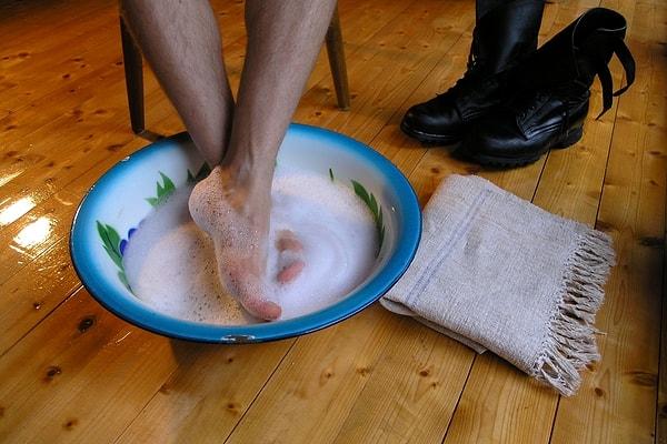 1. Ayaklarınızı her gün ılık suda bekletin.