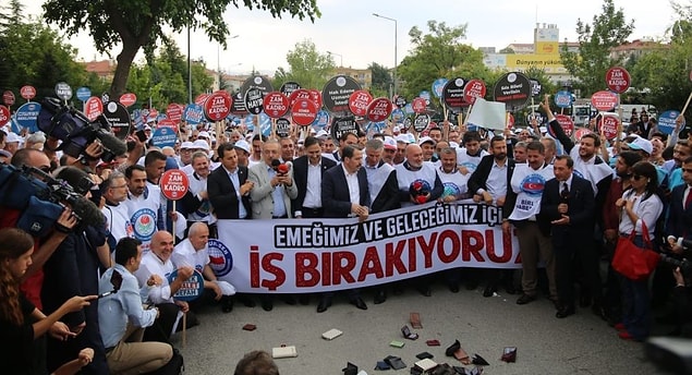 Daha sonra "boş cüzdanlar" yere bırakılarak protesto gerçekleştirildi.