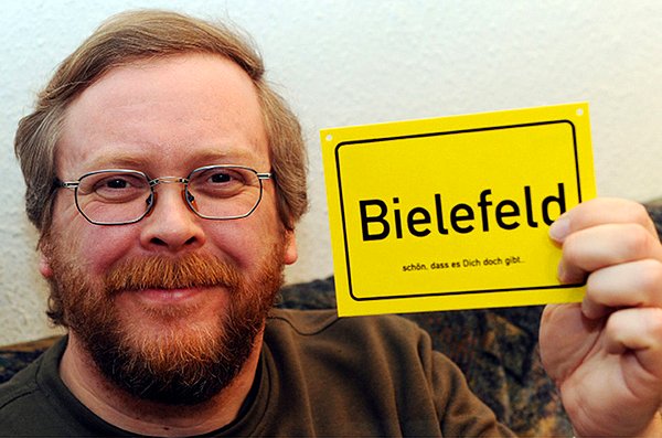 Bu yarışmanın ardındaki asıl sebep ise Bielefeld komplosu olarak bilinen 25 yıllık bir şaka. O nasıl şaka yav derseniz o da şöyle: 1994 yılında Almanya'da üniversite öğrencisi olan Achim Held, Bielefeld şehrinde bir partiye davet ediliyor.