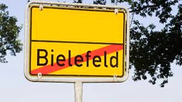 Partiye katılamayan Held, o dönemde sosyal bir platform olan Usernet'te esprili bir mesaj yazarak bunun acısını çıkardı. Ve dedi ki:  “Bielefeld? Öyle bir şey yok ki!”
