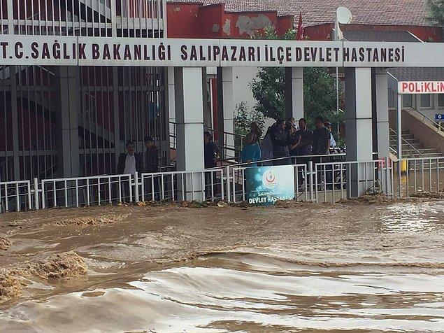 Salıpazarı Devlet Hastanesi'nin zemin katı, bir tekstil fabrikası ile ev ve iş yerlerinde su baskınları gerçekleşti.