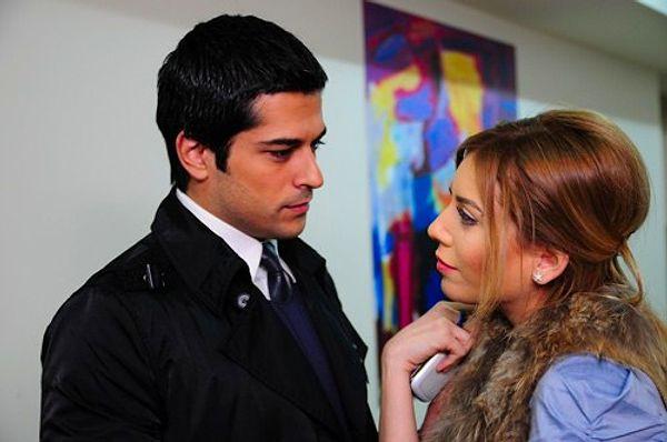 8. Burak Özçivit 26, Sinem Kobal 23 yaşındayken "Küçük Sırlar" dizisinde baş rolleri paylaşmıştı.