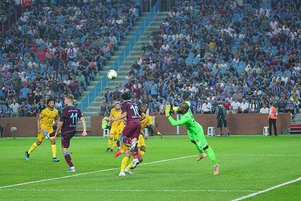 Yüksek bir tempoda başlayan maçta dengeyi bozan gol 44. dakikada Abdülkadir Ömür'den geldi. Bu golle ilk yarıyı 1-0 önde kapatan bordo mavililer,