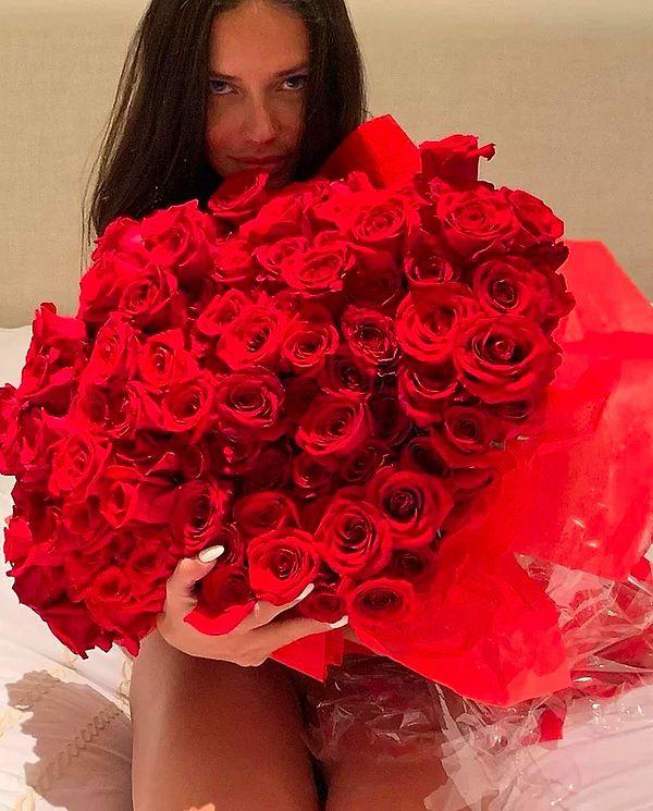 9. Adriana Lima, sevgilisinin gönderdiği güllerle birlikte kısmi çıplak pozlar verdi.