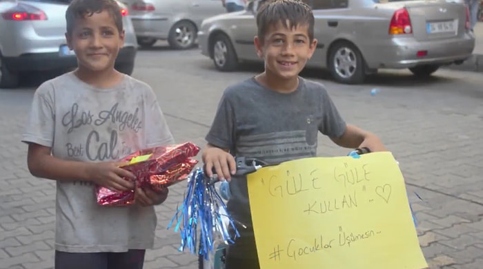 Siz Ne İyi İnsanlarsınız: Karton Toplayıcılığı Yapan Çocuğa Sürpriz Yapan Kalbi Güzel İnsanlardan Duygulandıran Görüntüler!