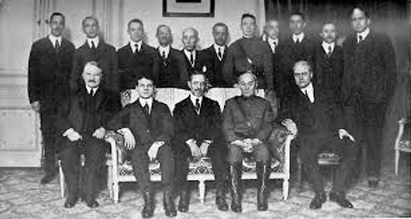 1924 - Almanya, müttefiklerce hazırlanan Dawes Planı'nı onayladı. Bu plana göre Almanya savaş tazminatı ödeyecek.