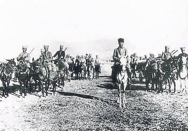 1922 - Türk Kurtuluş Savaşı: Mustafa Kemal Paşa, Dumlupınar Meydan Muharebesi'nin kazanılması üzerine emrini verdi: Ordular! İlk Hedefiniz Akdeniz'dir. İleri! Aynı gün Türk ordusu Yunan işgali altındaki Uşak'a girdi.