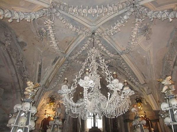 8. Çek Cumhuriyeti'nde, 10.000 ölü insanın kemikleri ile süslenmiş bir kilise var.