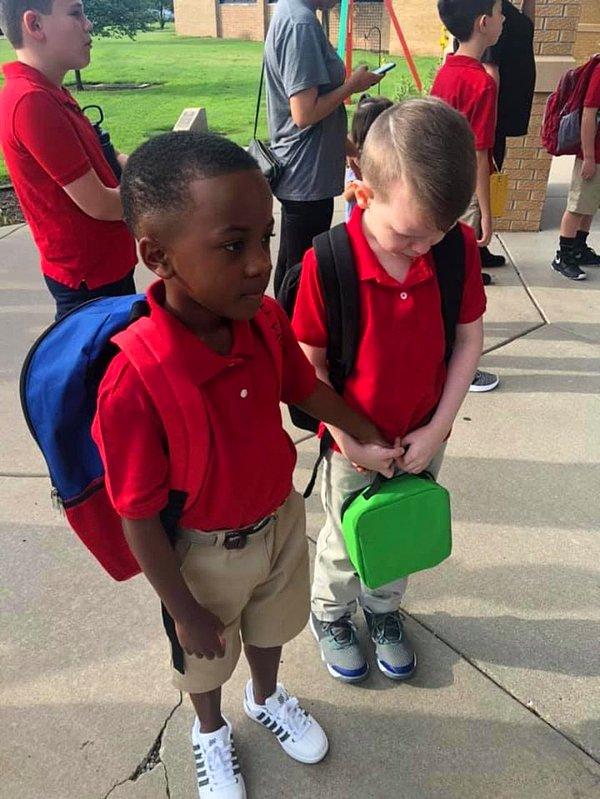 Kansas'taki Minneha İlkokulu'nda eğitim hayatlarına başlayacak öğrenciler Christian Moore ve Connor Crites'ın arkadaşlığı herkesin kalbini eritti desek yerinde olur. 😍
