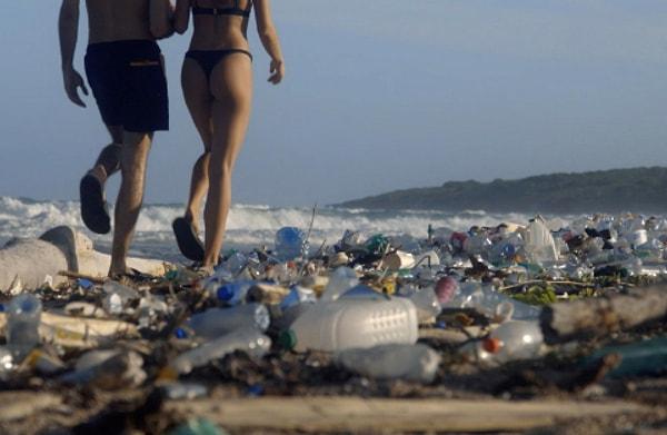 Pornhub'ın başkan yardımcısı okyanus derinliklerinde 12.7 milyon ton plastiğin bulunduğunu ve bilim insanlarının, 30 yıl içinde okyanuslarda balıklardan çok plastik olacağını belirttiğini söyledi.