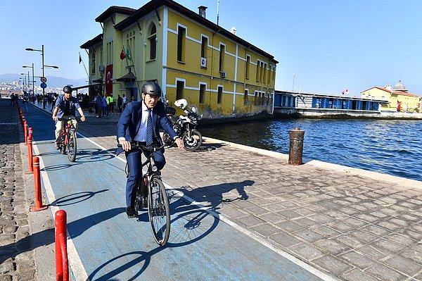 İzmir Büyükşehir Belediye Başkanı Tunç Soyer, tören alanına bisikletiyle geldi.