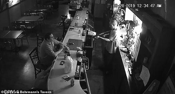 ABD'de, tüfekle bara giren soyguncu, müşterilerin cüzdan ve telefonlarını alırken bar sandalyesinde oturan bir adam, içkisini içmeye devam etti.