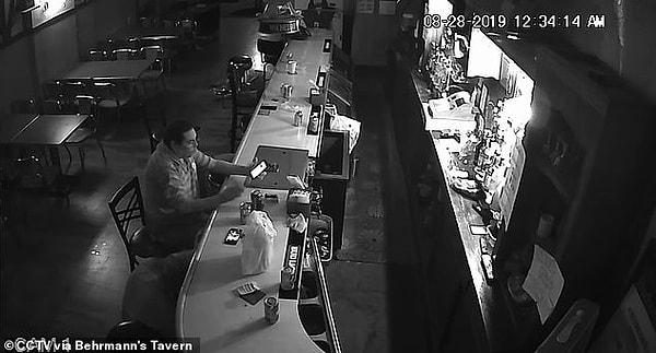 O sırada bar sandalyesinde oturan bir adam ise soyguncuyu görmezden gelerek içkisine devam etti ve üstüne bir de sigara yaktı.