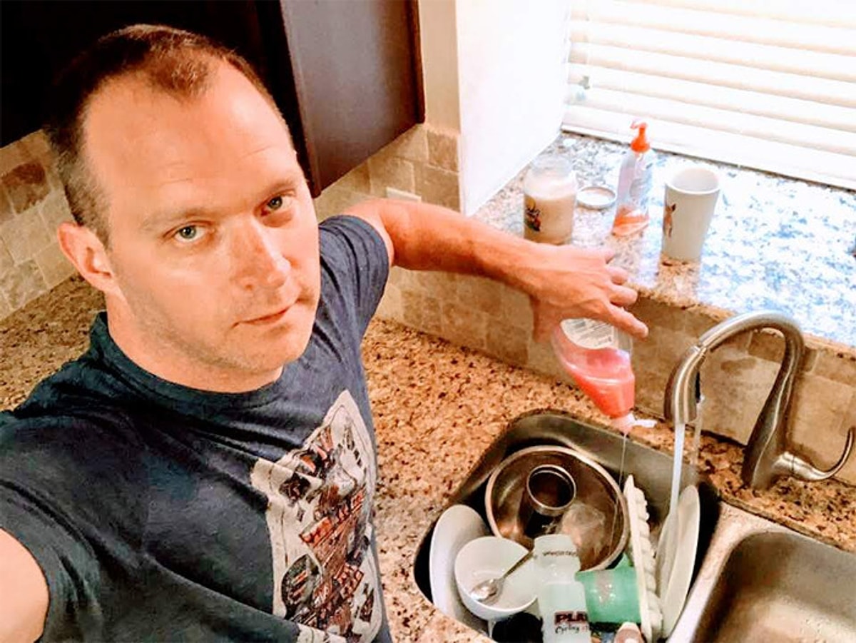 Как делать мужик дома. Как заставить мужика делать дела по дому. Как делать мужик дома. Что должен делать мужик по дому. Человек красит кухню.