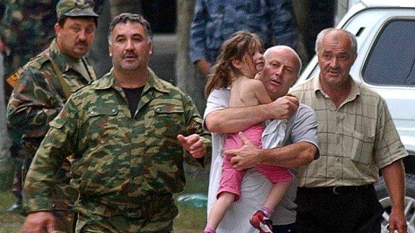 2004 - Beslan katliamı, çoğunluğu öğretmen ve öğrencilerden oluşan 344 kişinin ölümüyle sonuçlandı.