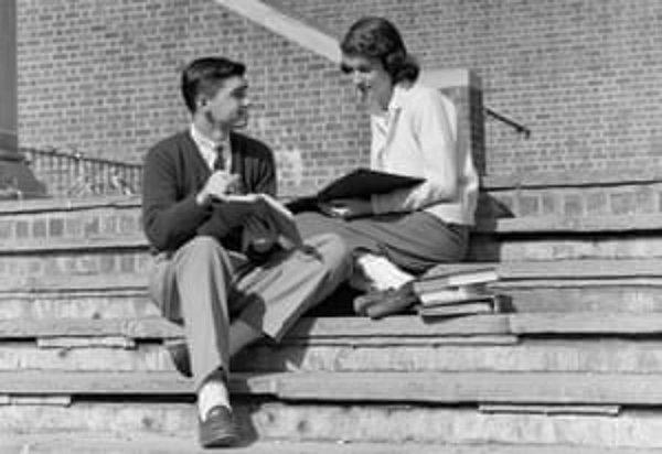 1950 - Başvuru fazlalılığı yüzünden, üniversite giriş sınavı uygulaması başlatıldı.