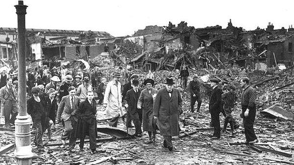1940 - II. Dünya Savaşı: Nazi Almanyası Londra'yı bombalamaya başladı. 57 gün kesintisiz devam eden gece bombardımanlarına The Blitz adı verilmişti.