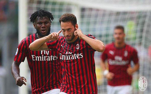 Hakan Çalhanoğlu Milan'ın San Siro'da Brescia'yı 1-0 mağlup ettiği karşılaşamda Milan'ın golünü atarak takımını galibiyete taşıdı.