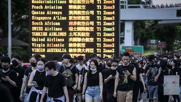 1997 yılında İngiltere'den Çin'e devredilen Hong Kong, dış politika ve savunma gibi alanlarda Çin'e bağımlı olsa da, idari özerkliğe sahip.