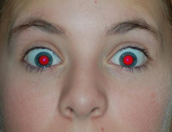 3. Fotoğraflarda çıkan kırmızı göz efektinin nedeni gözünüzün arkasındaki kandan kaynaklanır.