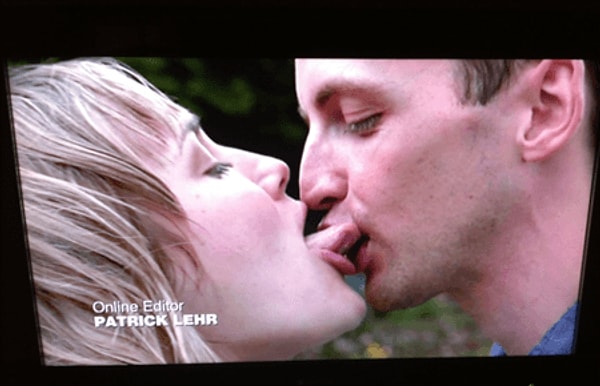 5. Поцелуй "Фу, я вижу их языки!"