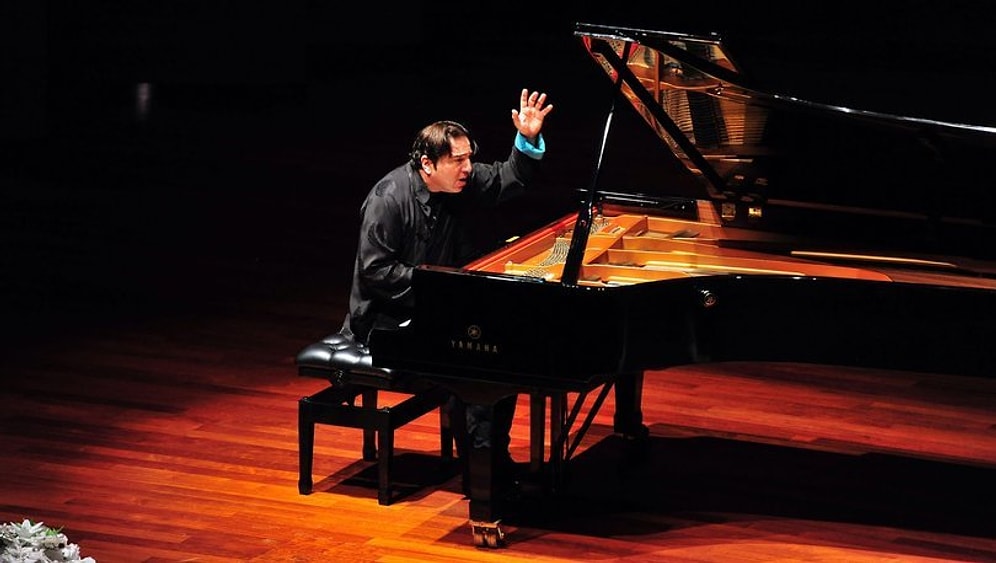 Fazıl Say'dan 'Diz Çöktü' Eleştirilerine Yanıt: 'Gelip Seyrettiler Diye Bizim Tüm Hayatımızın İdeolojisi mi Değişir?'