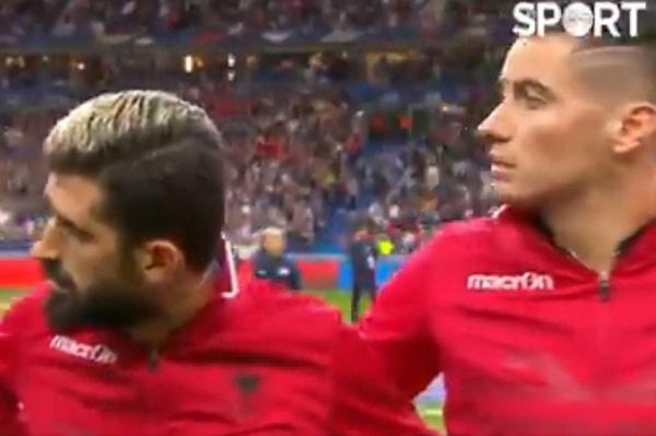 Fransa ile Arnavutluk arasında oynanan resmi maçta hem yanlış milli marş çalınması, hem de stat görevlisinin yanlış anonsu Arnavut taraftarları kızdırdı.