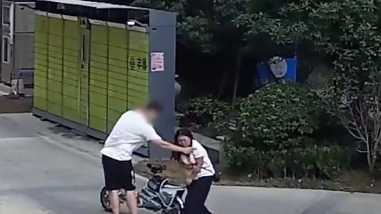 Sevgilisinin Koluna Top Atan Çocuğa Uçan Tekme Atan Vicdansız!