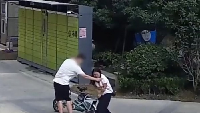 Sevgilisinin Koluna Top Atan Çocuğa Uçan Tekme Atan Vicdansız!