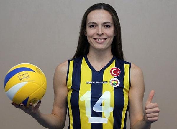 Fenerbahçe Bayan Voleybol takımının uzun yıllardır kaptanlığını üstlenmekte ve Fenerbahçe camiası tarafından çokça sevilmekte.