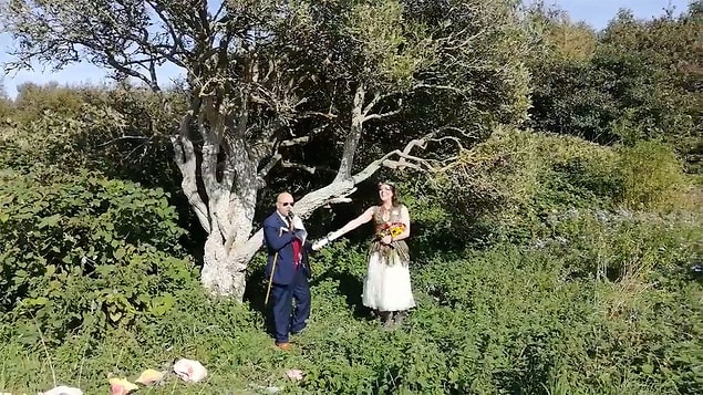 Düğün töreni için yeşili bir elbise, ev yapımı bir etek ve yeşil ponponlar tercih eden Cunningham, babasının en büyük destekçisi olduğunu belirterek, Düğün için her şeyi organize etmemize yardımcı oldu ve kendi minibüsünü kullandı.
