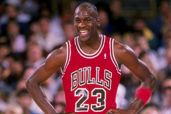 8. Michael Jordan, artık sadece bir yılda NBA'deki 15 yıllık kariyerinin tümünden kazandığı paradan daha fazla para kazanıyor.