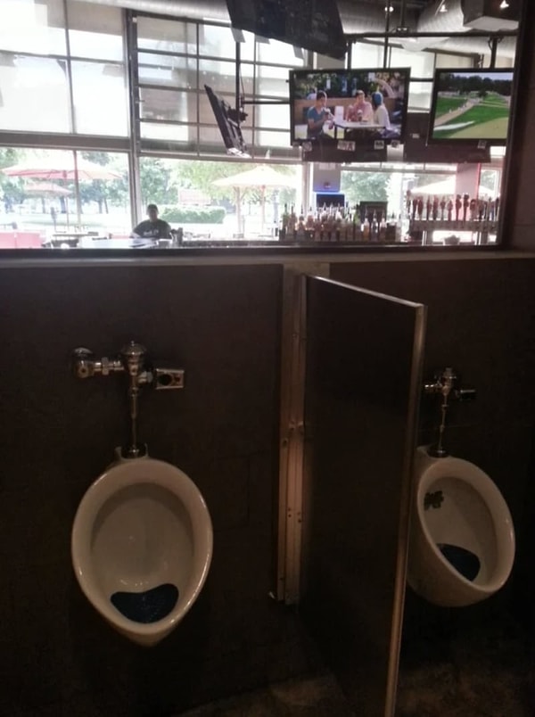 7. Этот спортивный бар имеет одностороннее зеркало в ванной комнате, чтобы никто не пропустил важную игру.