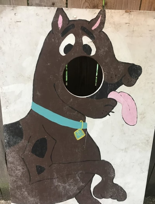 18. А на открытой площадке этого бара есть доска с норой и очень грустным рисунком Скуби.