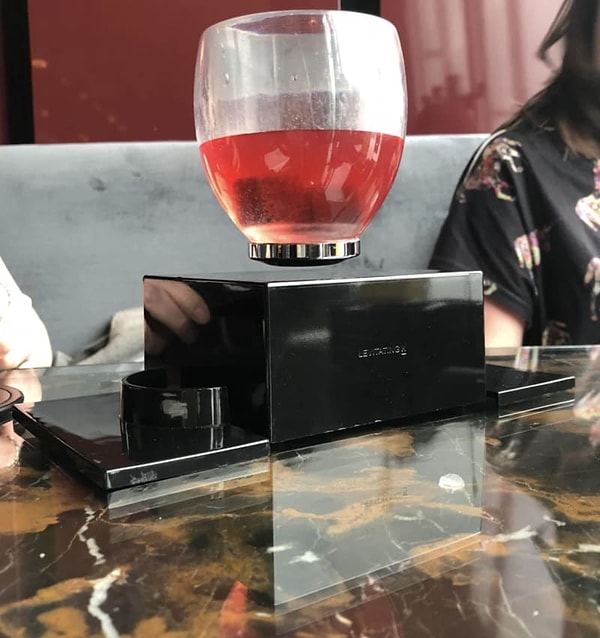 19. В этом баре подают напитки в левитирующих бокалах.