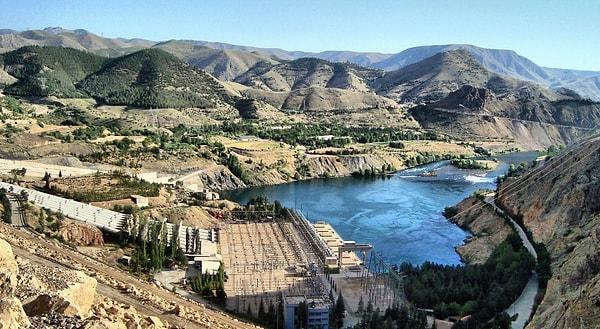 1974 - Keban Barajı ve Hidroelektrik Santrali açıldı.