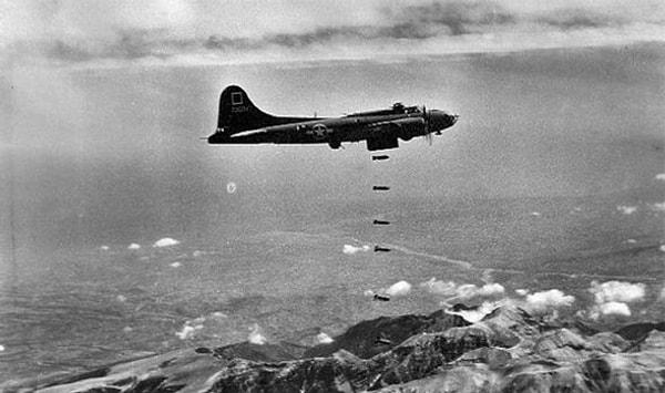 1942 - İngiliz Kraliyet Hava Kuvvetleri Almanya'nın Düsseldorf şehrine 100 bin bomba attı.