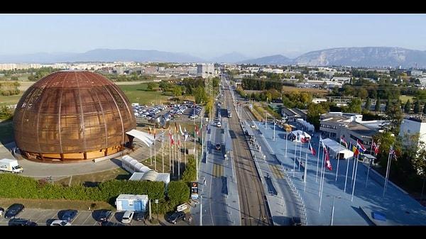 2008 - İsviçre'deki Avrupa Nükleer Araştırmalar Merkezi CERN'de yüzyılın deneyi olarak bilinen ATLAS deneyi başladı.
