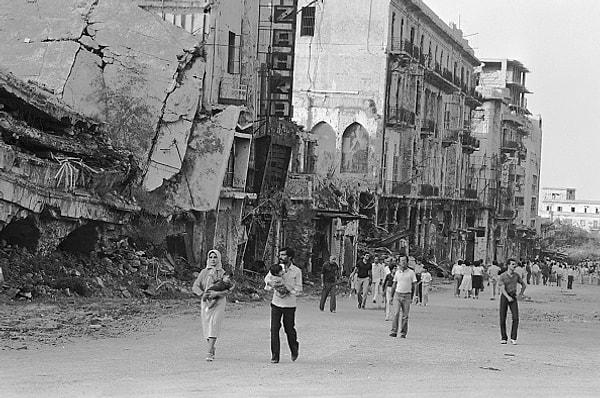 1975 - Beyrut'ta Hristiyan ve Müslümanlar arasında iç savaş başladı.