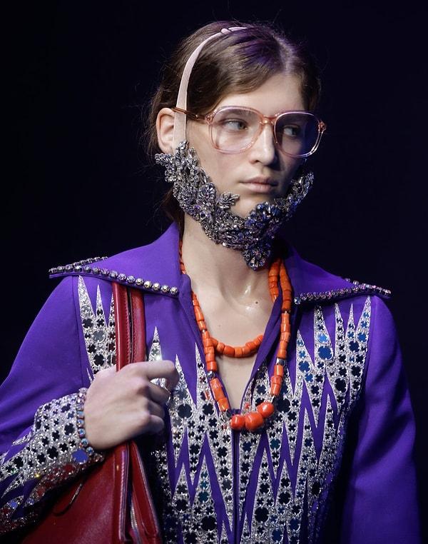 İki yıl önce Gucci de bir defilesinde kadınlar için takma sakalları kullanmıştı.