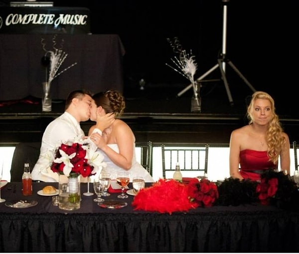 8. Свадьба может быть грустной, если все вокруг по парам, а ты - нет